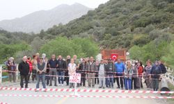 MAHALLE SAKİNLERİ YOLU ULAŞIMA KAPATARAK BELEDİYELERİ PROTESTO ETTİ