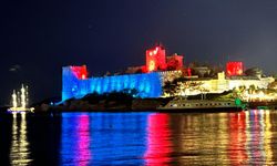 BODRUM KALESİ POLİS HAFTASI DOLAYISIYLA KIRMIZI MAVİ RENKLERLE AYDINLATILDI