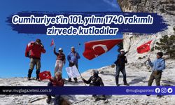 Cumhuriyet'in 101. yılını 1740 rakımlı zirvede kutladılar