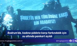 Bodrum'da, kadına şiddete karşı farkındalık için su altında pankart açıldı