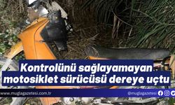 Kontrolünü sağlayamayan motosiklet sürücüsü dereye uçtu