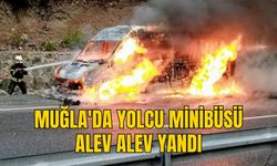 MUĞLA'DA YOLCU MİNİBÜSÜ ALEV ALEV YANDI