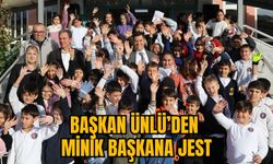 BAŞKAN ÜNLÜ’DEN MİNİK BAŞKANA JEST