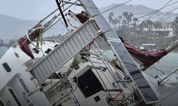 Bodrum’da fırtına! Yelkenli tekne karaya vurdu