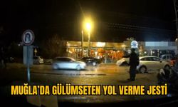 MUĞLA’DA GÜLÜMSETEN YOL VERME JESTİ