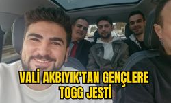 VALİ AKBIYIK'TAN GENÇLERE TOGG JESTİ