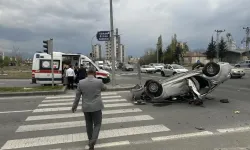 Belediye Otobüsü Otomobille Çarpıştı: 9 Kişi Yaralandı