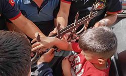Dut Toplamak İsterken Demir Korkuluğa Saplanan Çocuk Kurtarıldı