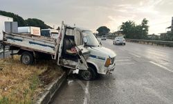 Kamyonet Refüje Çarptı: Sürücü Öldü, Yolcu Yaralandı