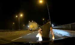 Küçük Çocuk Takla Atan Otomobilden Yola Savruldu: O Anlar Kamerada