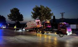 Ambulansla Kafa Kafaya Çarpışan Otomobil Bariyerlere Saplandı! Sürücü Sıkıştı