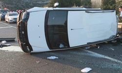 Araç Refüje Çarpıp Devrildi, 1 Ölü 4 Yaralı