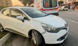 Muğla’da Tır’ın Sıkıştırdığı Otomobil Refüje Çıktı