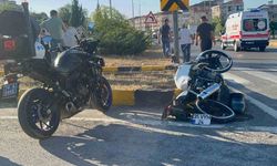 Kavşakta Feci Kaza: Önce Otomobile, Sonra Refüje Çarptı