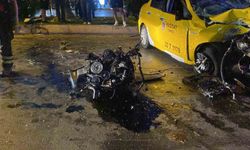Kontrolden Çıkan Taksi Ağaca Çarptı: Motoru Yola Savruldu