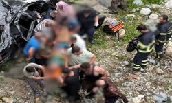 İki Araç Çarpıştı: 1 Ölü, 8 Yaralı