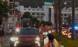 Marmaris’te Düşen Türk Bayrağını Vali’nin Şoförü Yerden Alarak Araca Astı