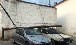 Menteşe Emirbeyazıt'ta Ahşap Direk İki Otomobilin Üzerine Devrildi
