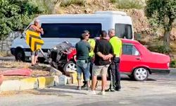 Muğla'da Otomobil Bariyerlere Çarparak Hurdaya Döndü