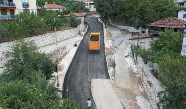 KAVAKLIDERE’DE SICAK ASFALT ÇALIŞMALARI SÜRÜYOR