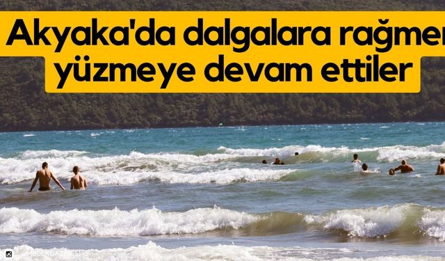 Akyaka'da dalgalara rağmen yüzmeye devam ettiler