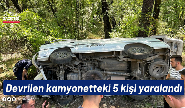 Devrilen kamyonetteki 5 kişi yaralandı