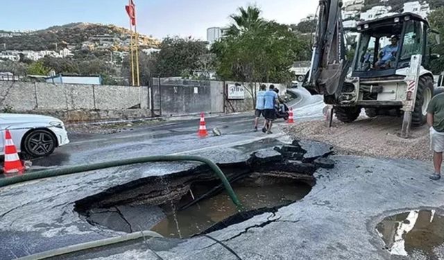 Bodrum'da yine isale hattı patladı! Yollar göle döndü, vatandaşlar mahsur kaldı