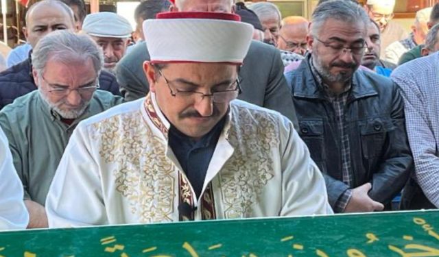 İmam babanın en zor anı: Oğlunun cenaze namazını kıldırdı