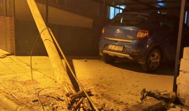 Muğla'da otomobil elektrik direğine çarptı,  1 yaralı