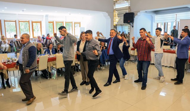 Vali Akbıyık’tan Anlamlı Buluşma: Engel Tanımayan Dostlarla Zeybek Oynadı