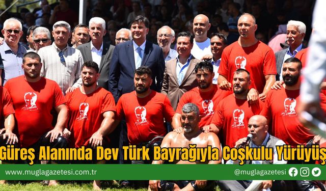 Güreş Alanında Dev Türk Bayrağıyla Coşkulu Yürüyüş