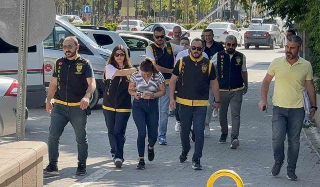 Ablasını Öldürüp Arkadaşını Bıçaklayan 29 Yaşındaki Kadın Adliyede