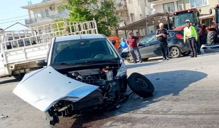 Seydikemer'de Otomobiller Kafa Kafaya Çarpıştı: Yaralılar var