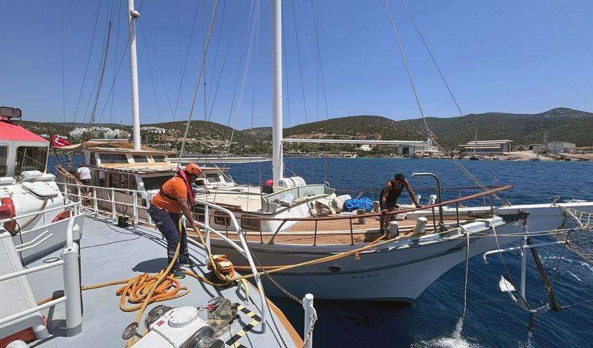 Bodrum'da Su Alan Teknedekiler Son Anda Kurtarıldı