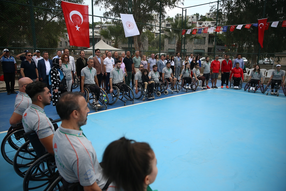 aa-20231018-32442765-32442749-tekerlekli-sandalye-100-yil-tenis-turnuvasi-bodrumda-basladi.jpg