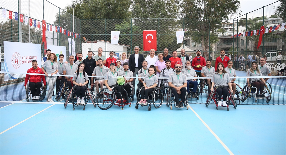 aa-20231018-32442765-32442759-tekerlekli-sandalye-100-yil-tenis-turnuvasi-bodrumda-basladi.jpg