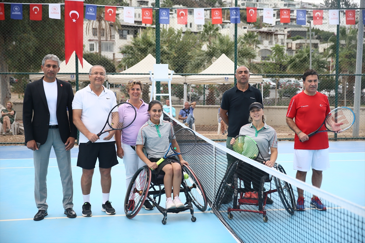 aa-20231018-32442765-32442760-tekerlekli-sandalye-100-yil-tenis-turnuvasi-bodrumda-basladi.jpg