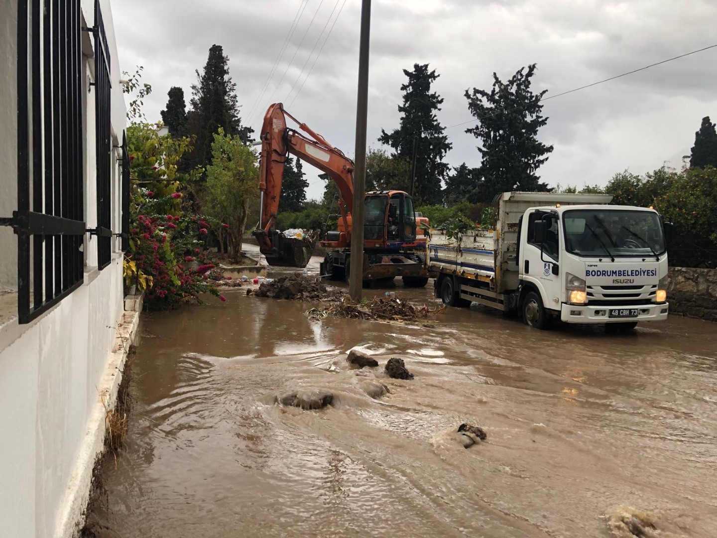 Bodrum Belediyesi Belediye Ekiplerinden Yağmur Mesaisi (6)-1